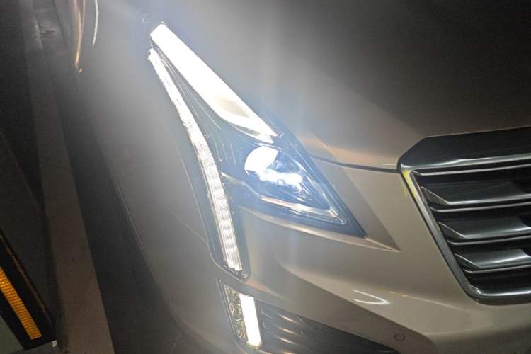 Used Cadillac XT5 2016 28T Four-Wheel Drive Luxury Model Right Front Headlight