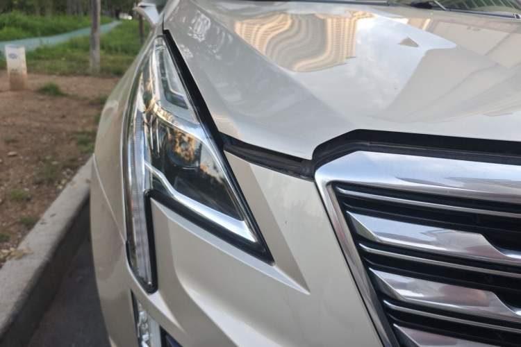 Used Cadillac XT5 2016 28T Four-Wheel Drive Luxury Model Right Front Headlight