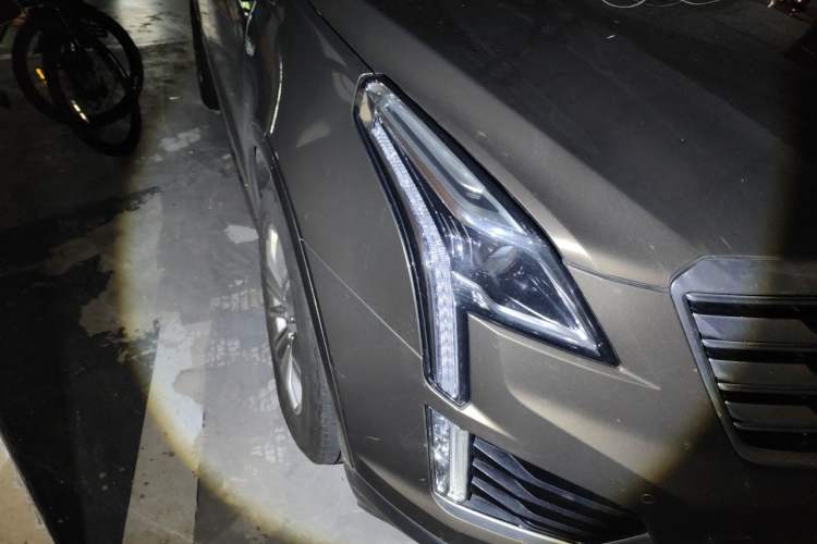Used Cadillac XT5 2016 28T Four-Wheel Drive Luxury Model Right Front Headlight