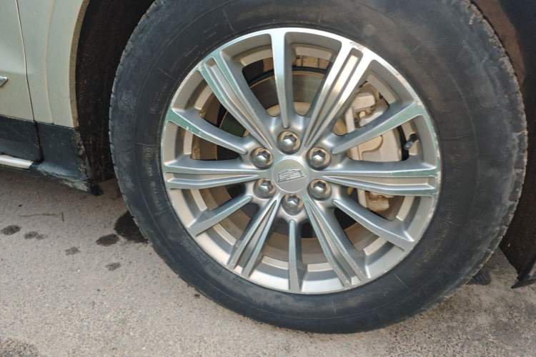 Used Cadillac XT5 2016 25T Luxury Model Right Front Wheel Hub