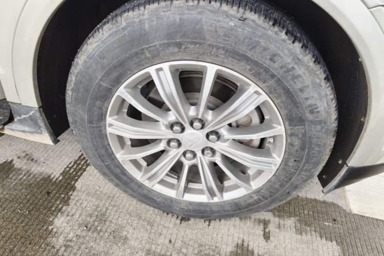 Used Cadillac XT5 2016 25T Luxury Model Right Front Wheel Hub