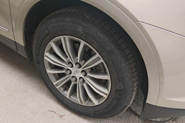 Used Cadillac XT5 2016 25T Luxury Model Right Front Wheel Hub