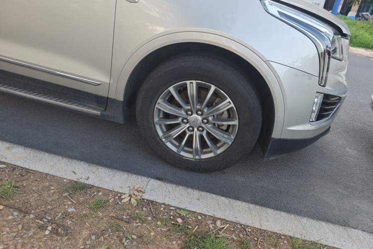Used Cadillac XT5 2016 28T Four-Wheel Drive Luxury Model Right Front Wheel Hub