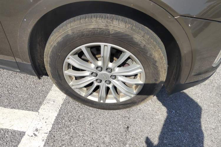 Used Cadillac XT5 2016 25T Tech Edition Right Front Wheel Hub