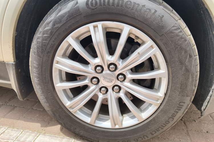Used Cadillac XT5 2016 25T Tech Edition Right Front Wheel Hub