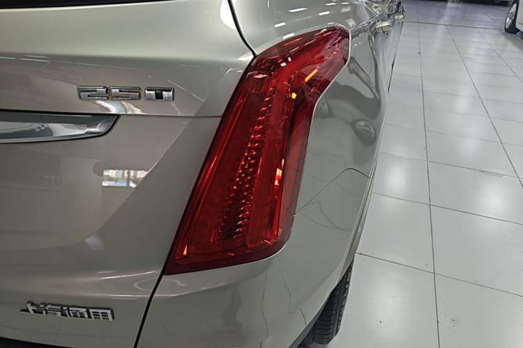 Used Cadillac XT5 2016 25T Luxury Model Right Rear Taillight