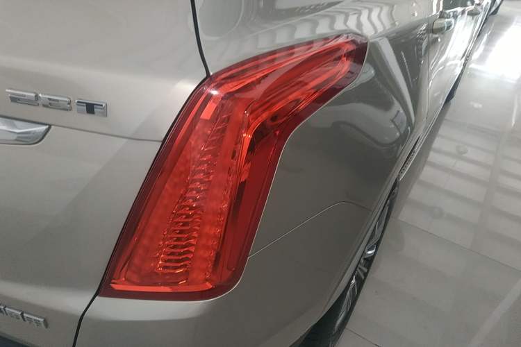 Used Cadillac XT5 2016 28T Four-Wheel Drive Luxury Model Right Rear Taillight