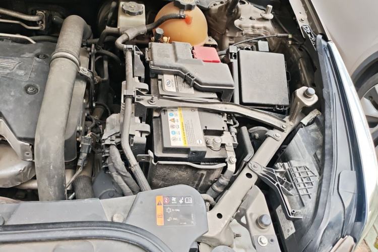 Used Cadillac XT5 2016 28T Four-Wheel Drive Tech Version Engine Bay Left