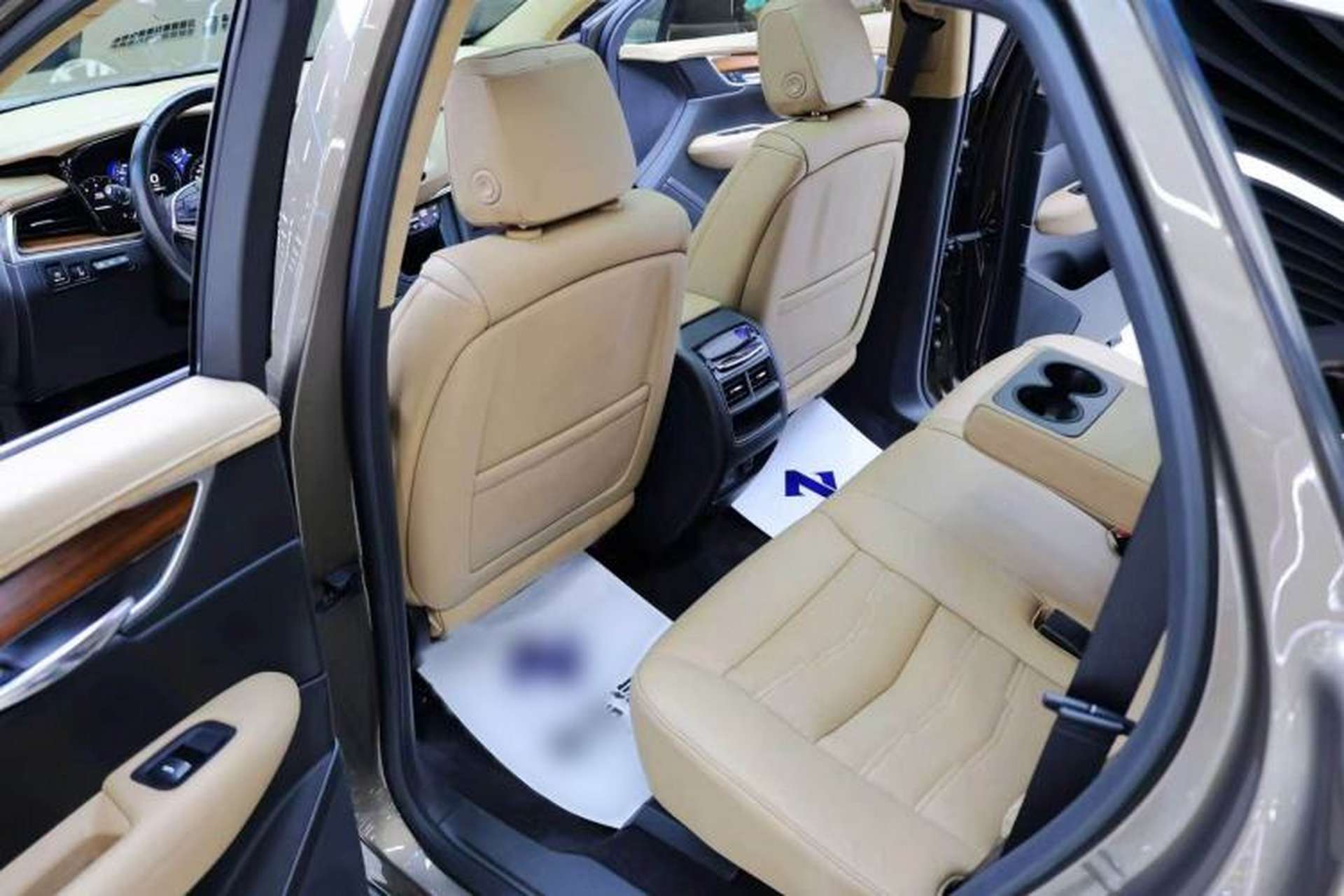 Used Cadillac XT5 2016 28T 4x4 Platinum Edition Interior 10