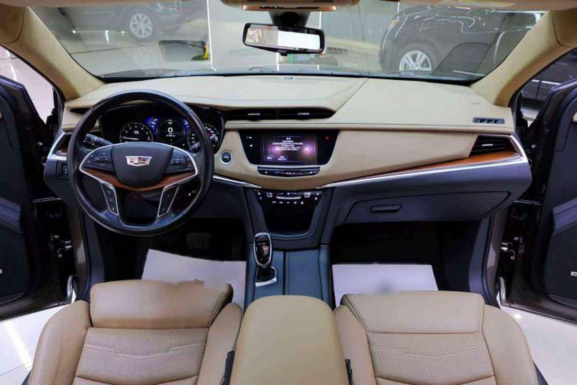 Used Cadillac XT5 2016 28T 4x4 Platinum Edition Interior 3