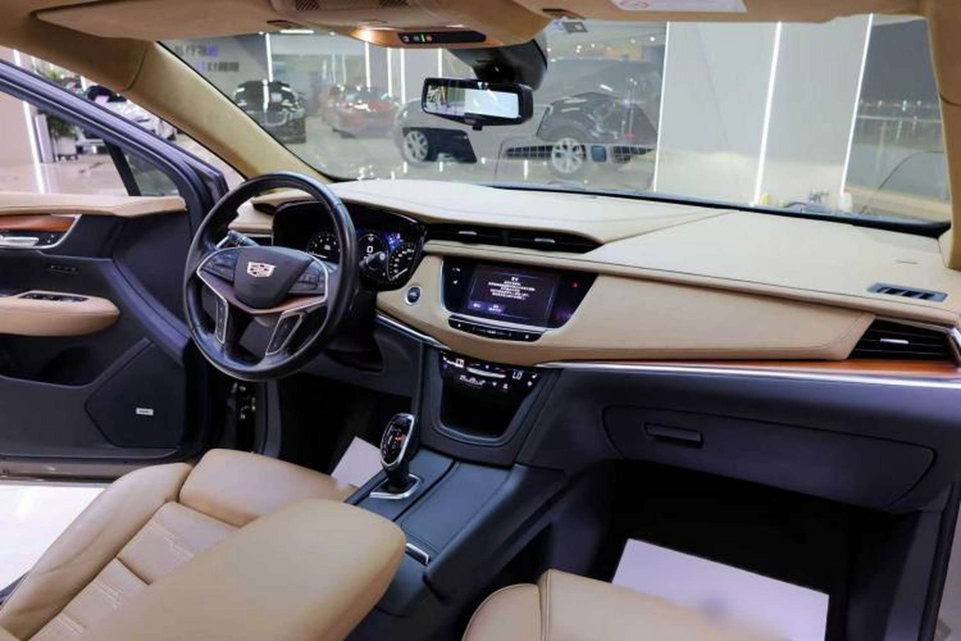 Used Cadillac XT5 2016 28T 4x4 Platinum Edition Interior 4