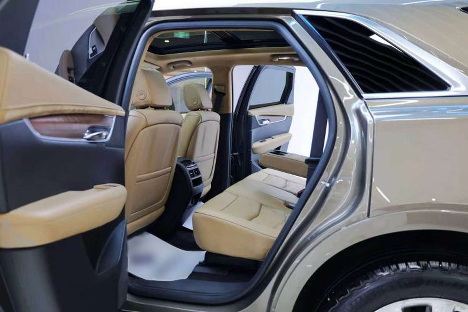 Used Cadillac XT5 2016 28T 4x4 Platinum Edition Interior 8