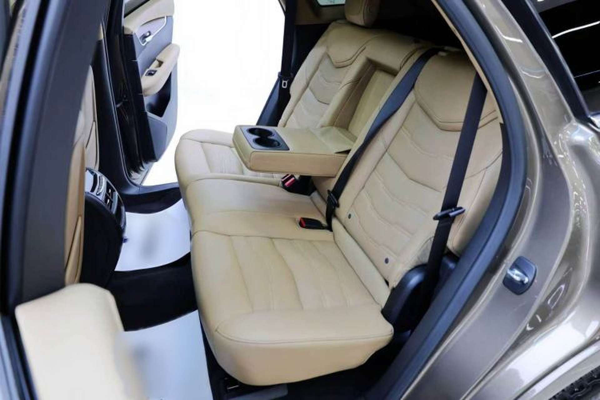 Used Cadillac XT5 2016 28T 4x4 Platinum Edition Interior 9