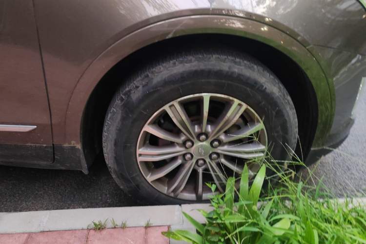 Used Cadillac XT5 2016 28T Four-Wheel Drive Luxury Model Right Front Wheel Hub