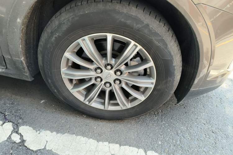 Used Cadillac XT5 2016 25T Luxury Model Right Front Wheel Hub