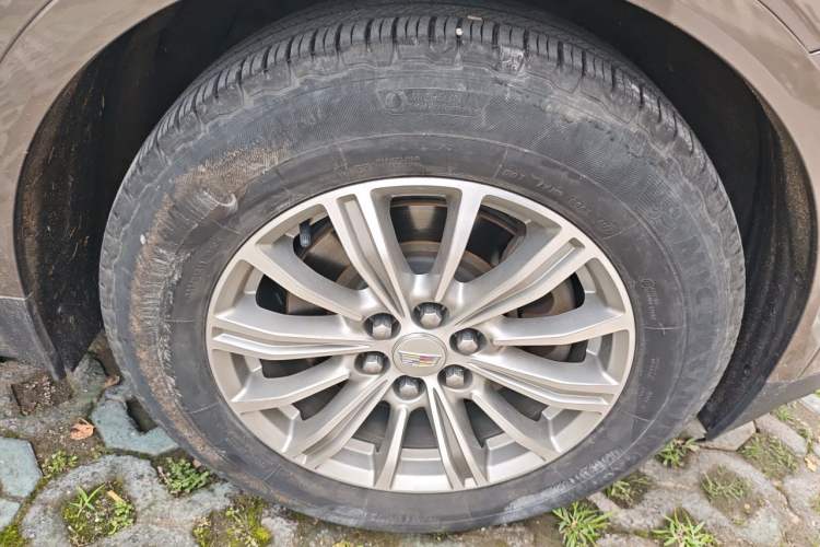 Used Cadillac XT5 2016 28T Four-Wheel Drive Tech Version Right Front Wheel Hub
