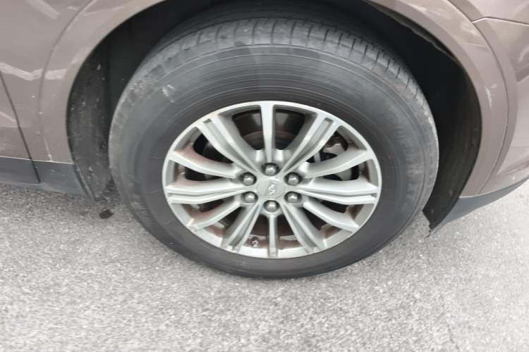 Used Cadillac XT5 2016 28T Four-Wheel Drive Luxury Model Right Front Wheel Hub