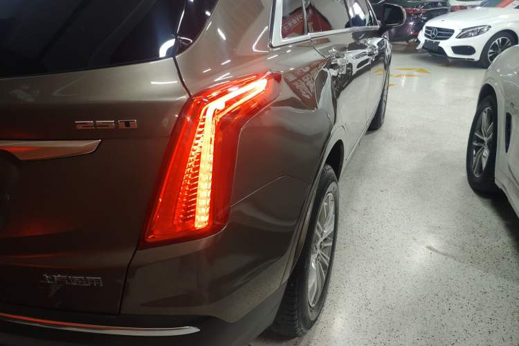 Used Cadillac XT5 2016 25T Luxury Model Right Rear Taillight