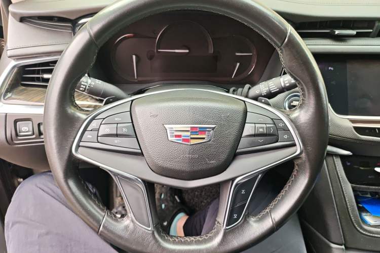 Used Cadillac XT5 2016 28T Four-Wheel Drive Tech Version Steering Wheel