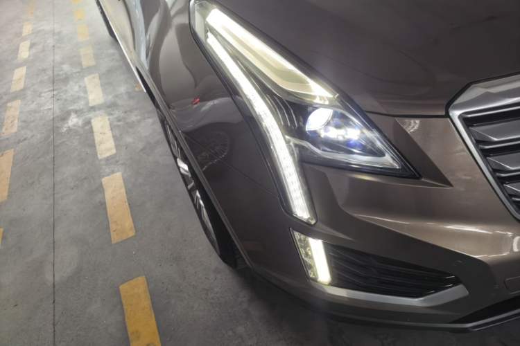 Used Cadillac XT5 2016 28T Four-Wheel Drive Luxury Model Right Front Headlight