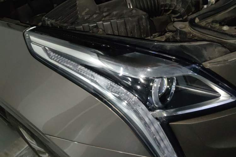 Used Cadillac XT5 2016 25T Luxury Model Right Front Headlight
