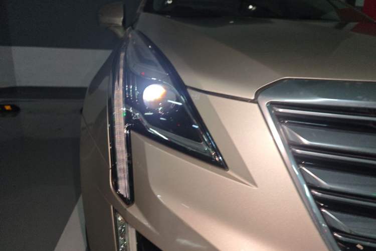 Used Cadillac XT5 2016 28T Four-Wheel Drive Luxury Model Right Front Headlight