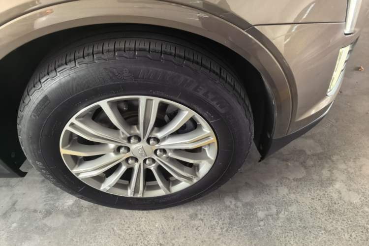 Used Cadillac XT5 2016 28T Four-Wheel Drive Luxury Model Right Front Wheel Hub