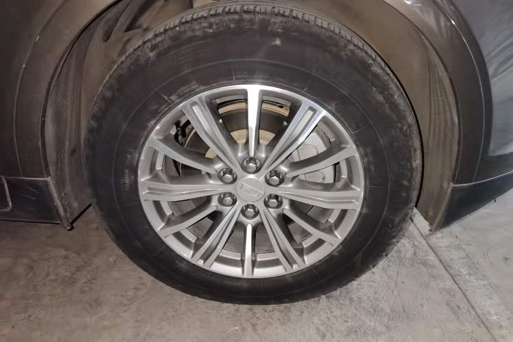 Used Cadillac XT5 2016 28T Four-Wheel Drive Luxury Model Right Front Wheel Hub