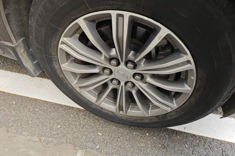 Used Cadillac XT5 2016 25T Luxury Model Right Front Wheel Hub