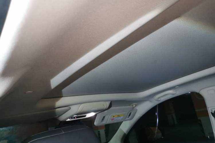 Used Cadillac XT5 2016 25T Luxury Model Headliner