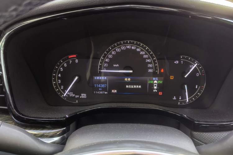 Used Cadillac XT5 2016 25T Luxury Model Odometer Close Up