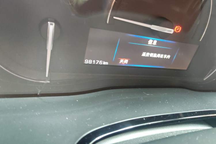 Used Cadillac XT5 2016 25T Luxury Model Odometer Close Up