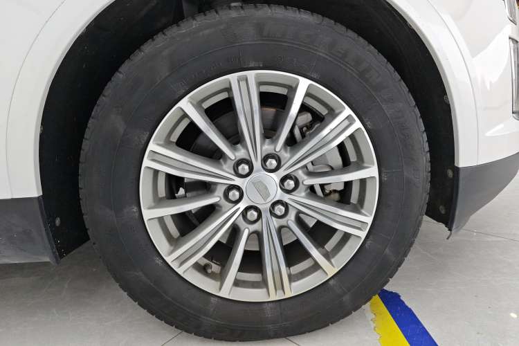 Used Cadillac XT5 2016 25T Luxury Model Right Front Wheel Hub