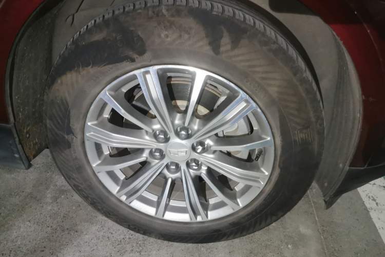 Used Cadillac XT5 2016 25T Luxury Model Right Front Wheel Hub