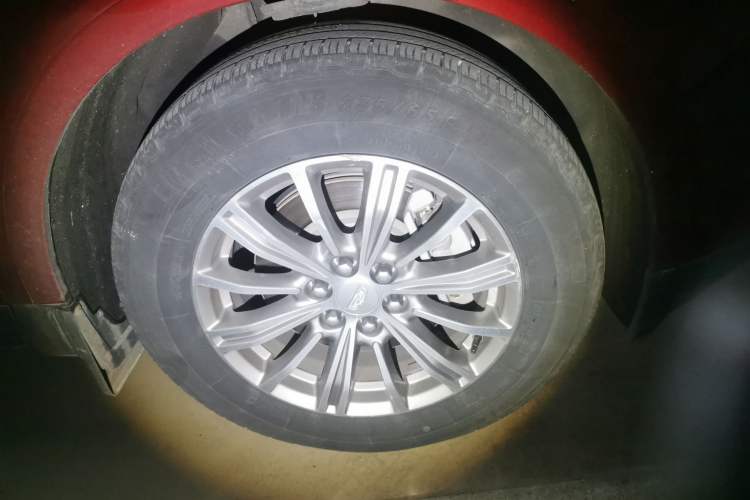 Used Cadillac XT5 2016 28T Four-Wheel Drive Luxury Model Right Front Wheel Hub
