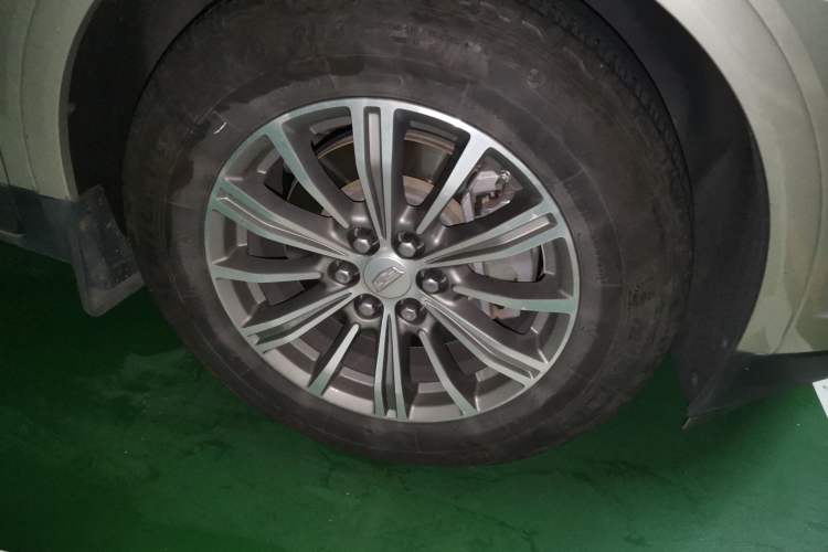 Used Cadillac XT5 2016 25T Luxury Model Right Front Wheel Hub
