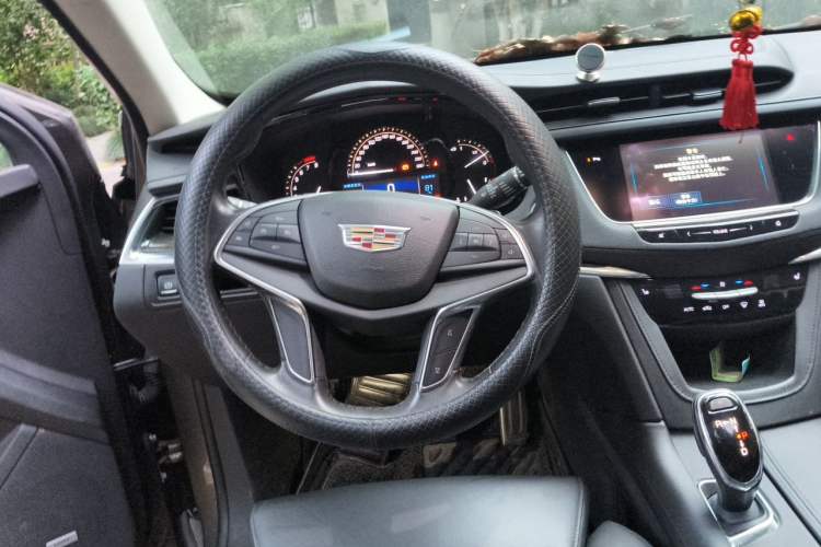 Used Cadillac XT5 2016 28T Four-Wheel Drive Luxury Model Steering Wheel