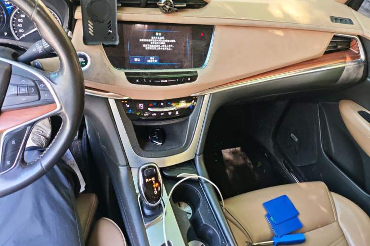 Used Cadillac XT5 2016 28T 4x4 Platinum Edition Audio And AC Panel