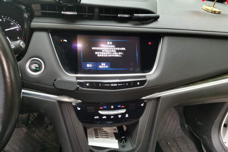 Used Cadillac XT5 2016 28T Four-Wheel Drive Luxury Model Audio And AC Panel