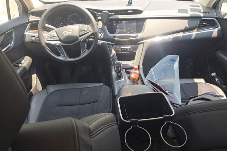 Used Cadillac XT5 2016 25T Luxury Model Center Console