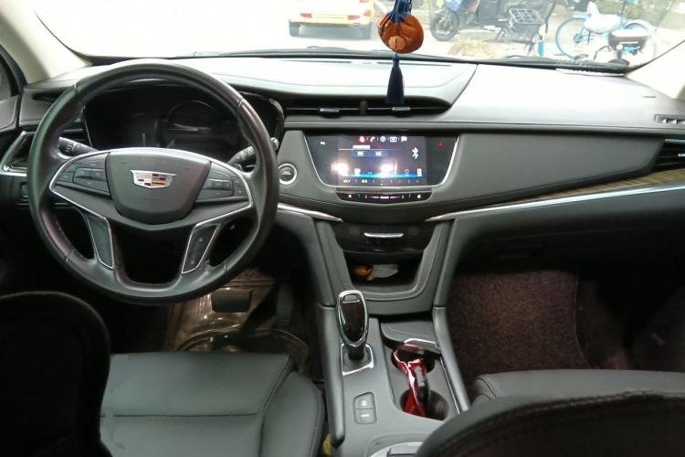 Used Cadillac XT5 2016 25T Luxury Model Center Console