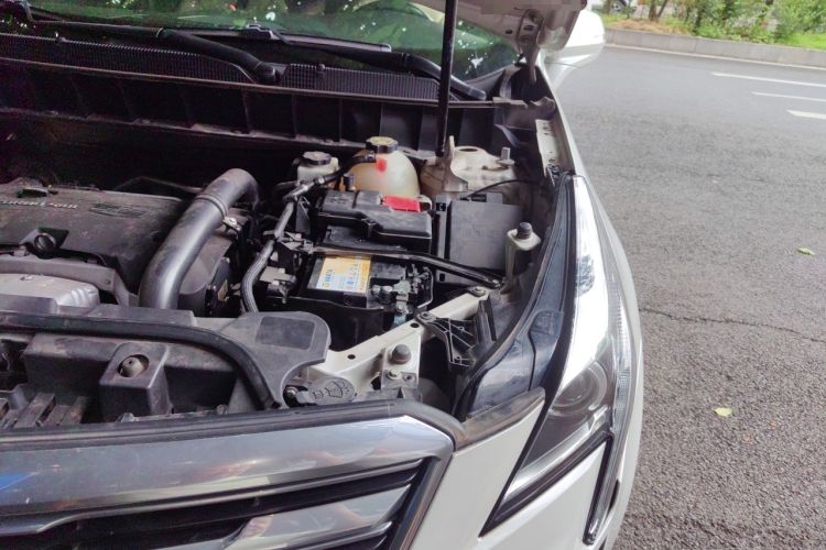Used Cadillac XT5 2016 28T Four-Wheel Drive Tech Version Engine Bay Left