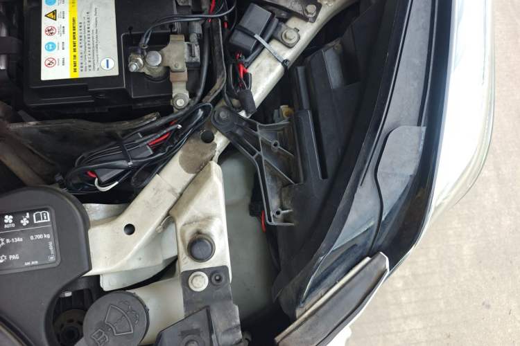 Used Cadillac XT5 2016 28T Four-Wheel Drive Tech Version Engine Bay Left