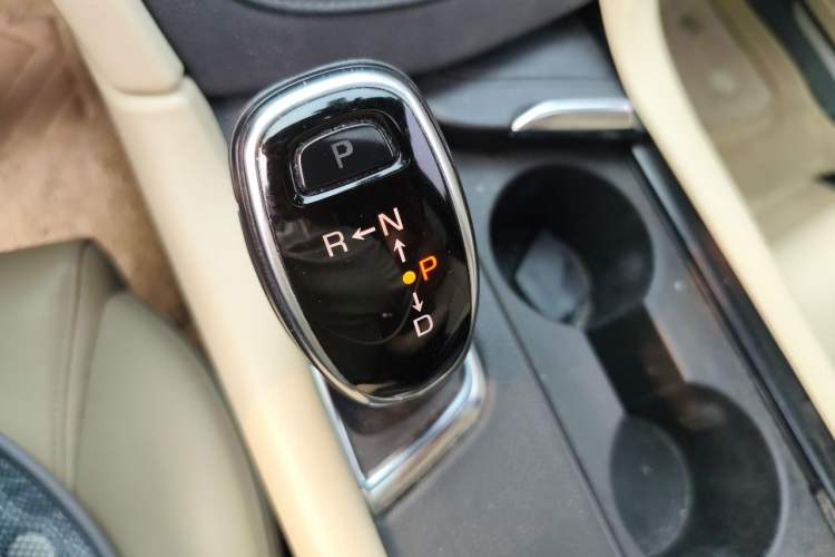 Used Cadillac XT5 2016 25T Tech Edition Gear Lever