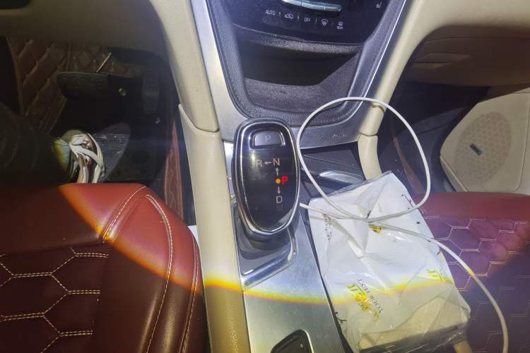 Used Cadillac XT5 2016 28T Four-Wheel Drive Tech Version Gear Lever