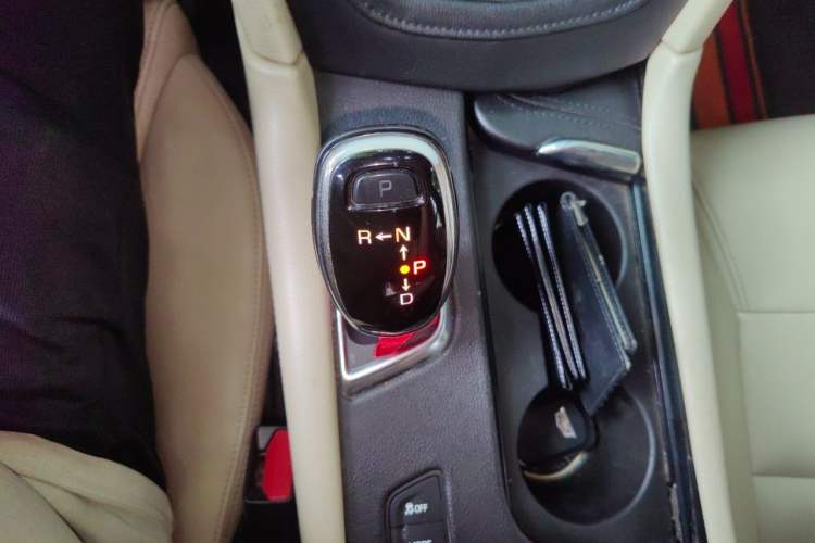 Used Cadillac XT5 2016 28T Four-Wheel Drive Tech Version Gear Lever