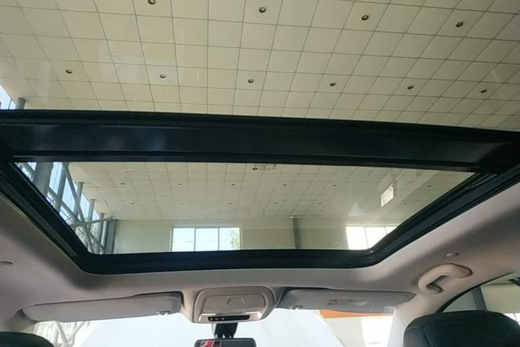 Used Cadillac XT5 2016 25T Luxury Model Headliner