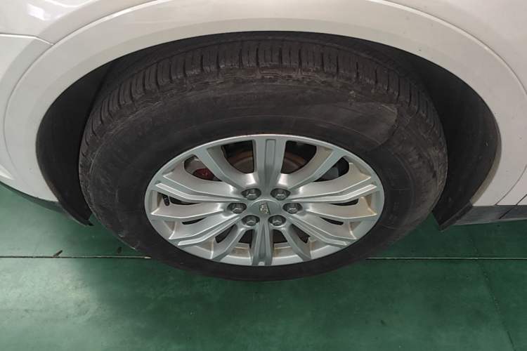 Used Cadillac XT5 2016 25T Tech Edition Left Front Wheel Hub