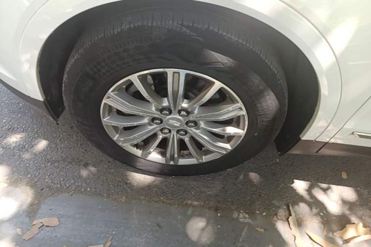 Used Cadillac XT5 2016 25T Luxury Model Left Front Wheel Hub