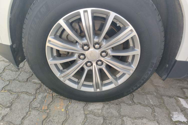 Used Cadillac XT5 2016 25T Luxury Model Left Front Wheel Hub